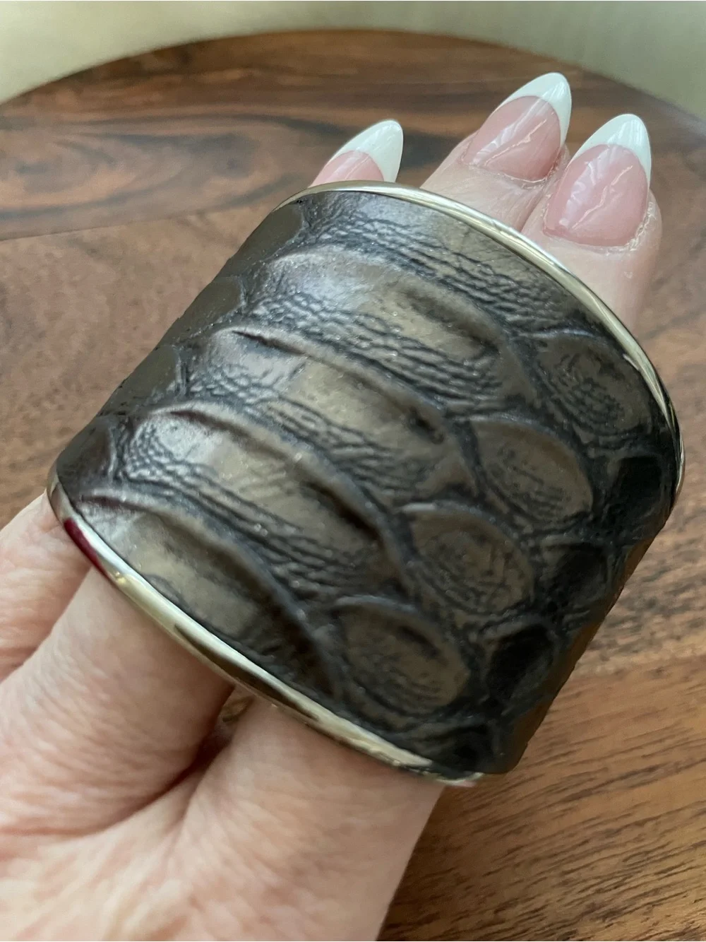 🤎 Henri Bendel Brown Embossed Cuff Bracelet 🤎 with Dust Bag! Rare, Discontinued. - Picture 6 of 7